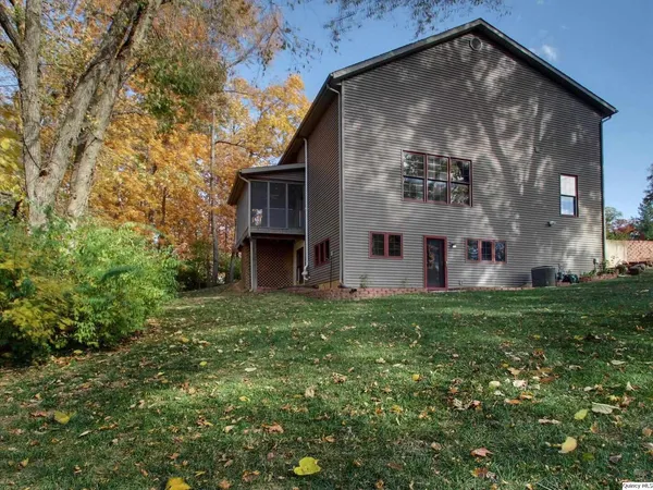 $339,000 | 911 Ridgewood Drive, Quincy, IL 62301