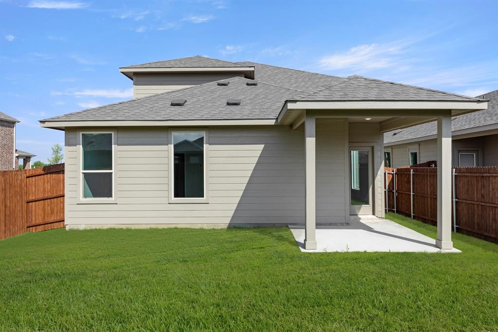 1702 Potomac Lane Blue Ridge, TX 75424 - Photo 26 of 27 a front view of a house with a yard