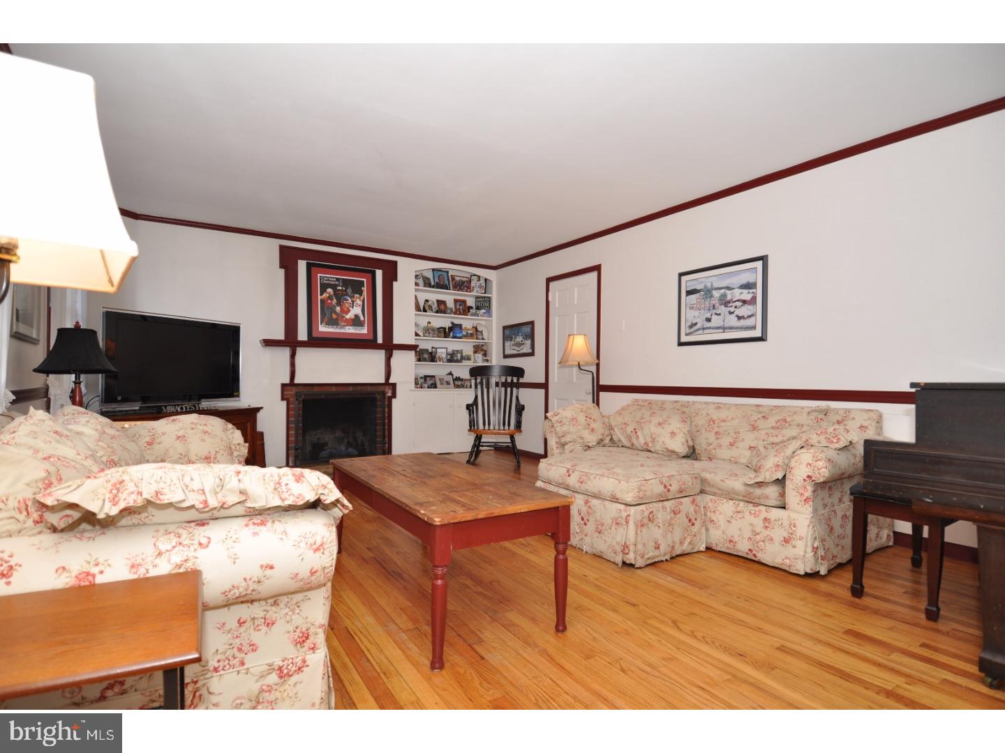 26616 Mt Pleasant Road Columbus, NJ 08022 - Photo 2 of 24 Living Room