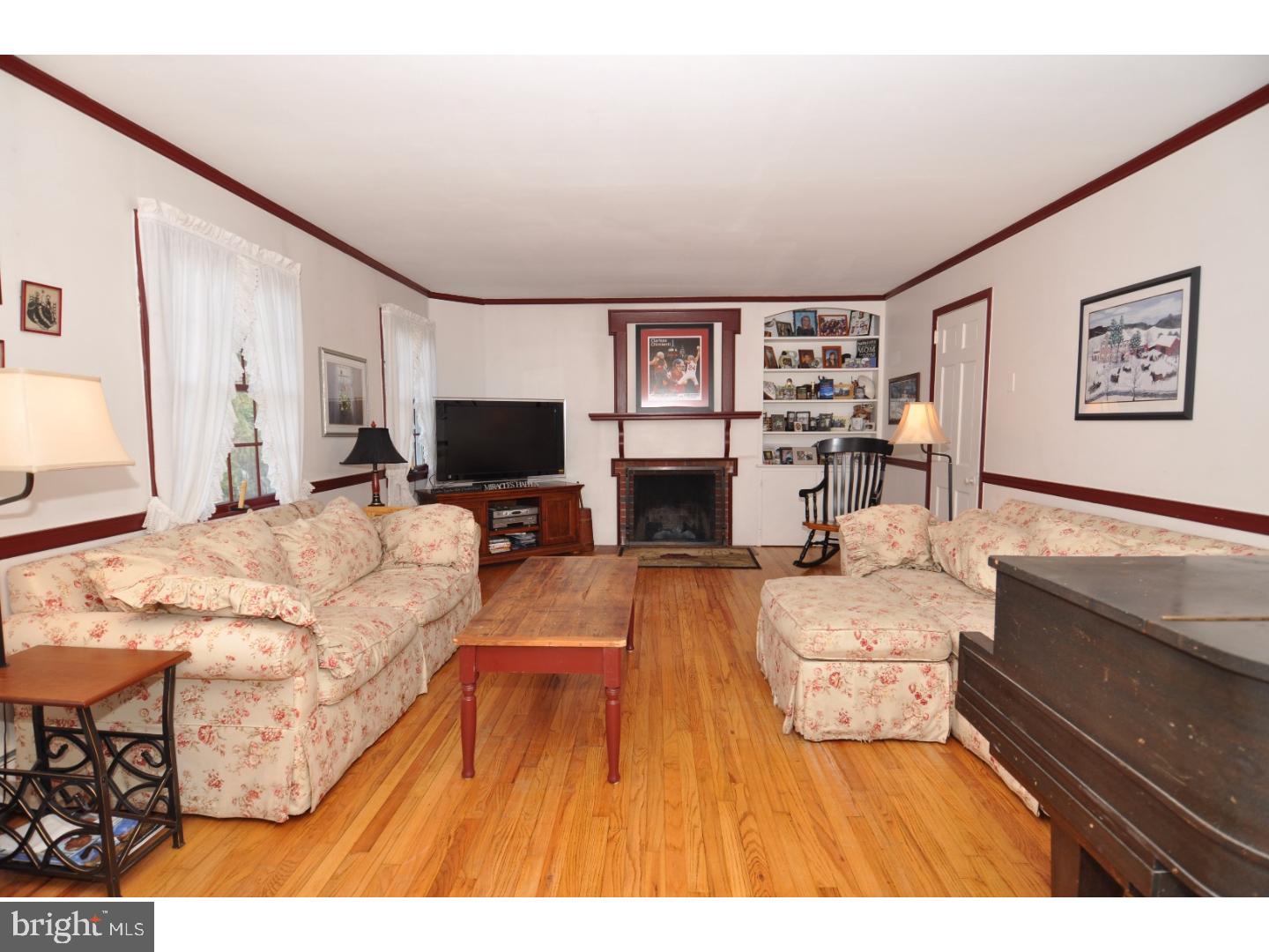 26616 Mt Pleasant Road Columbus, NJ 08022 - Photo 8 of 24 Living Room