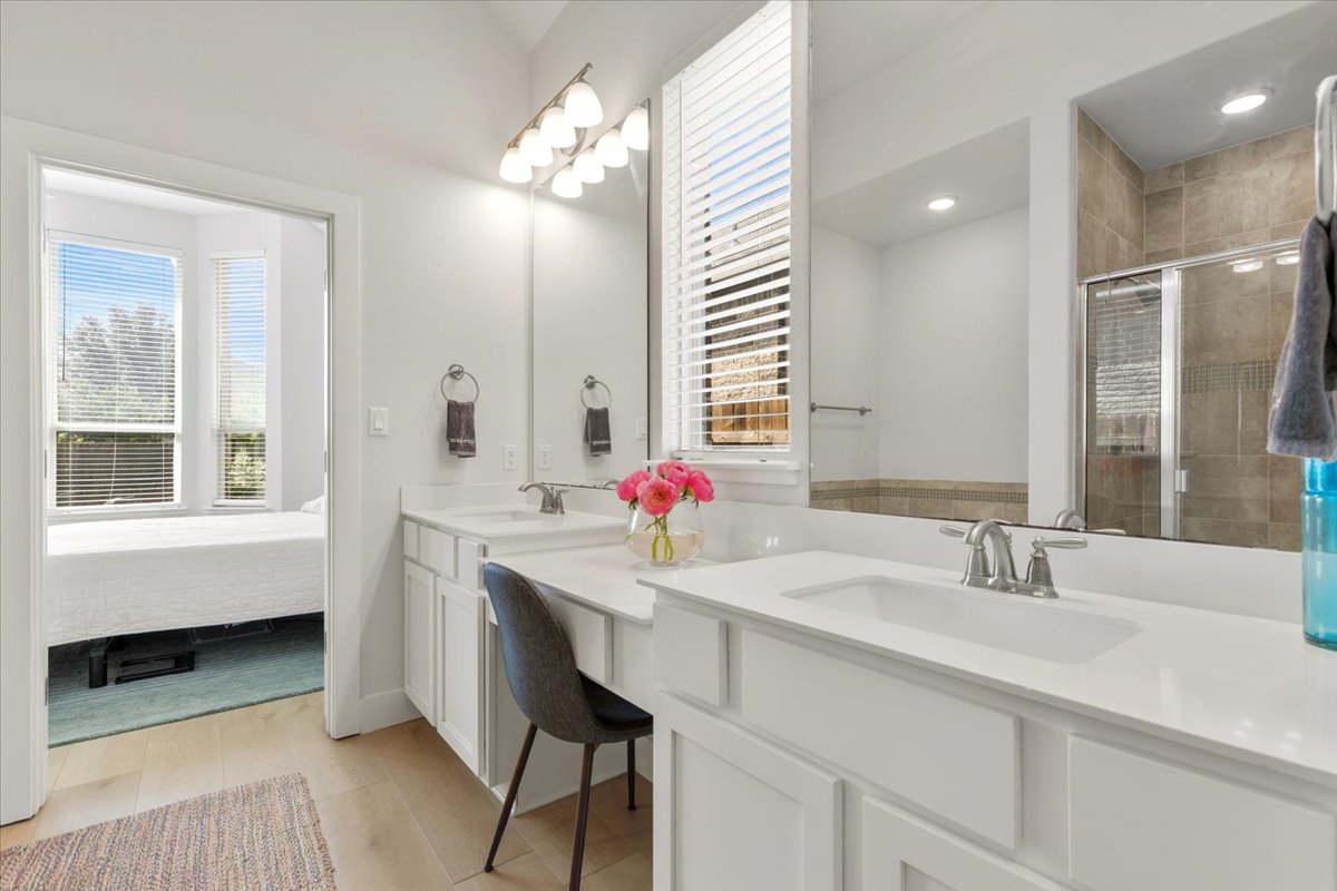 132 Emerald Garden Road San Marcos, TX 78666 - Photo 17 of 38 Primary Bathroom