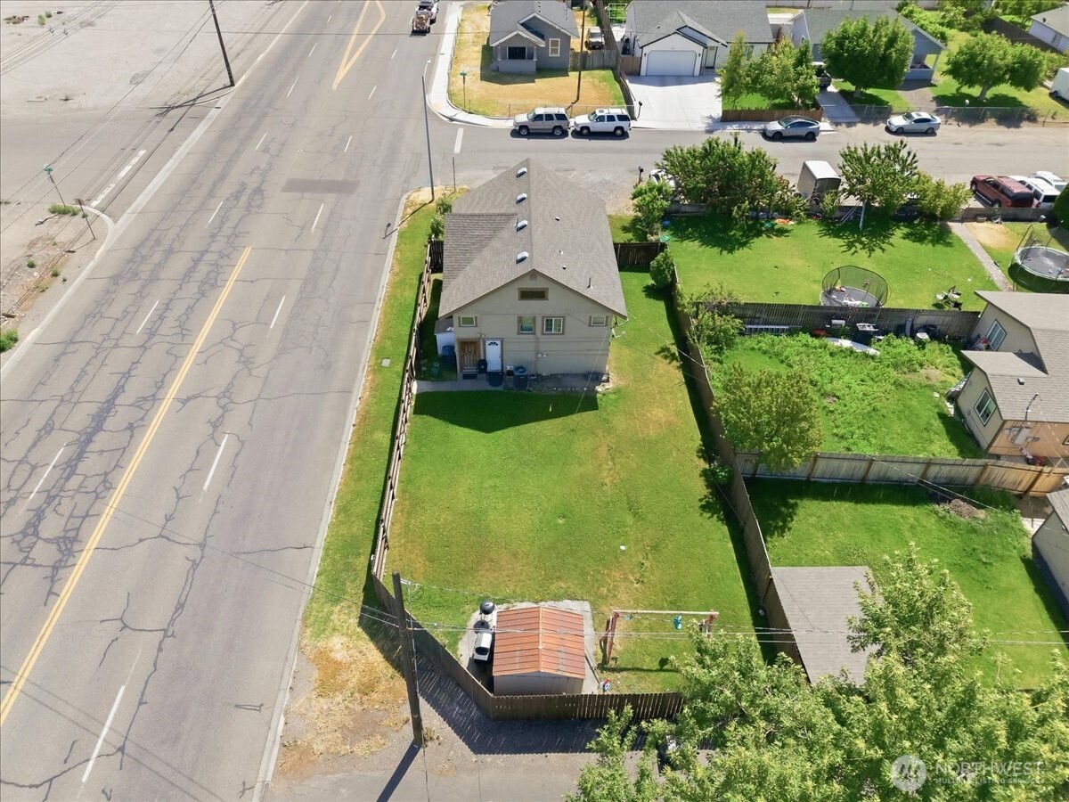 802 South 11th Avenue Pasco, WA 99301 - Photo 23 of 24 an aerial view of a house with a garden and lake view