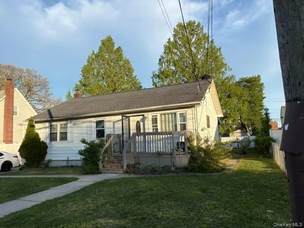 $675,000 | 811 9th Street, West Babylon, NY 11704