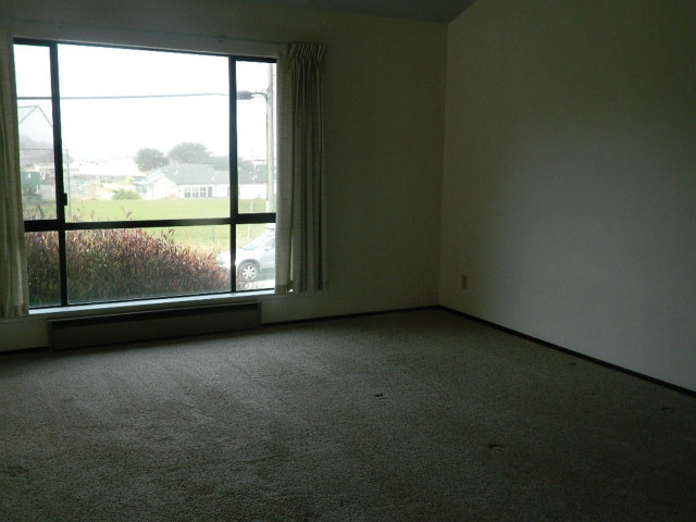 207 Monterey Road, Unit 4 Pacifica, CA 94044 - Photo 7 of 15 an empty room with a window
