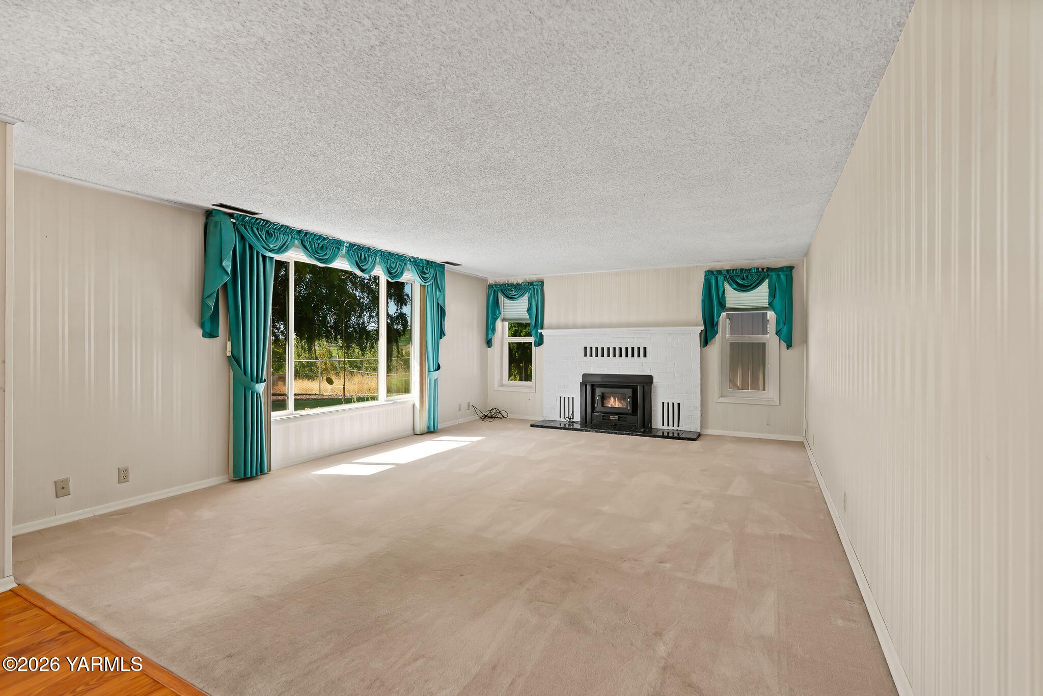 3690 Konnowac Pass Road Wapato, WA 98951 - Photo 5 of 39 Living Room