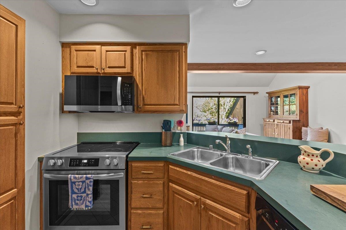 615 Field Road, Unit 73 Stowe, VT 05672 - Photo 13 of 46