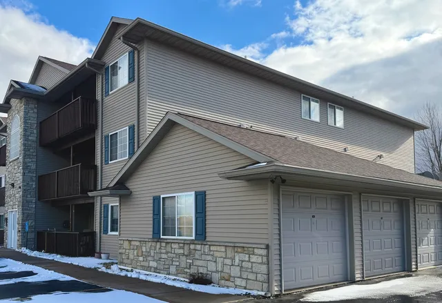 $159,900 | 213 East Price Street, Unit 202, Eldridge, IA 52748