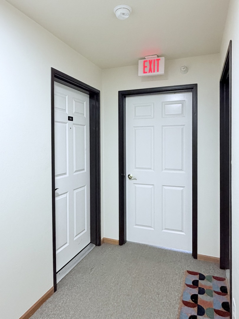 213 East Price Street, Unit 202 Eldridge, IA 52748 - Photo 5 of 20 a room that has a bed and a window