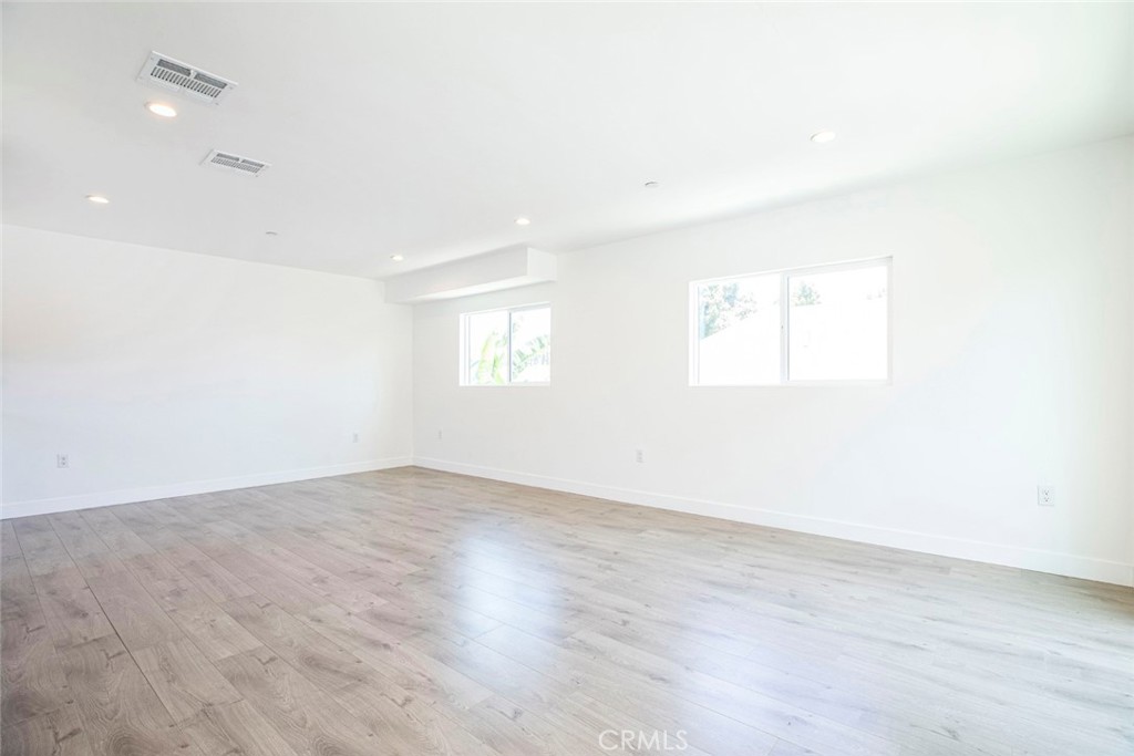 1843 West 20th Street Los Angeles, CA 90007 - Photo 15 of 38 an empty room with wooden floor and windows