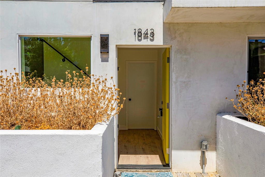 1843 West 20th Street Los Angeles, CA 90007 - Photo 2 of 38 a view of a door in the house