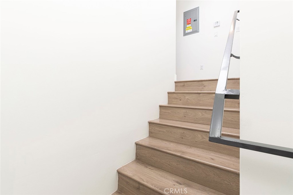 1843 West 20th Street Los Angeles, CA 90007 - Photo 23 of 38 a view of entryway