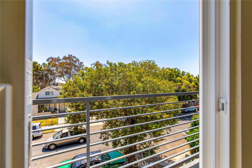 1843 West 20th Street Los Angeles, CA 90007 - Photo 33 of 38 a view of a balcony with city view