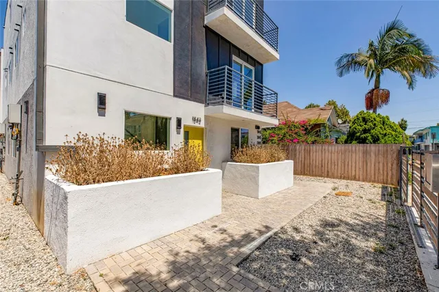 $3,900 | 1843 West 20th Street, Los Angeles, CA 90007