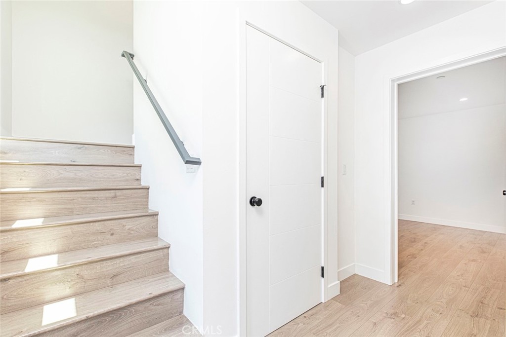 1843 West 20th Street Los Angeles, CA 90007 - Photo 4 of 38 a view of entryway