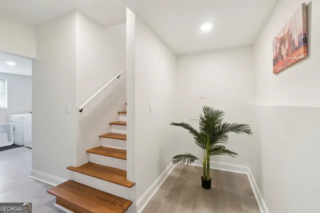 a view of jacuzzi with washer and dryer