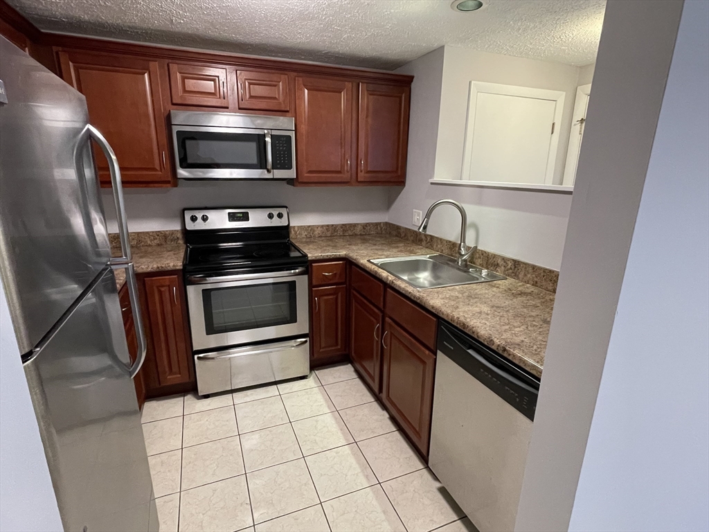 12 Victoria Drive, Unit 12 Merrimack, NH 03054 - Photo 3 of 33