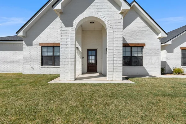 a view of a house with backyard and garden