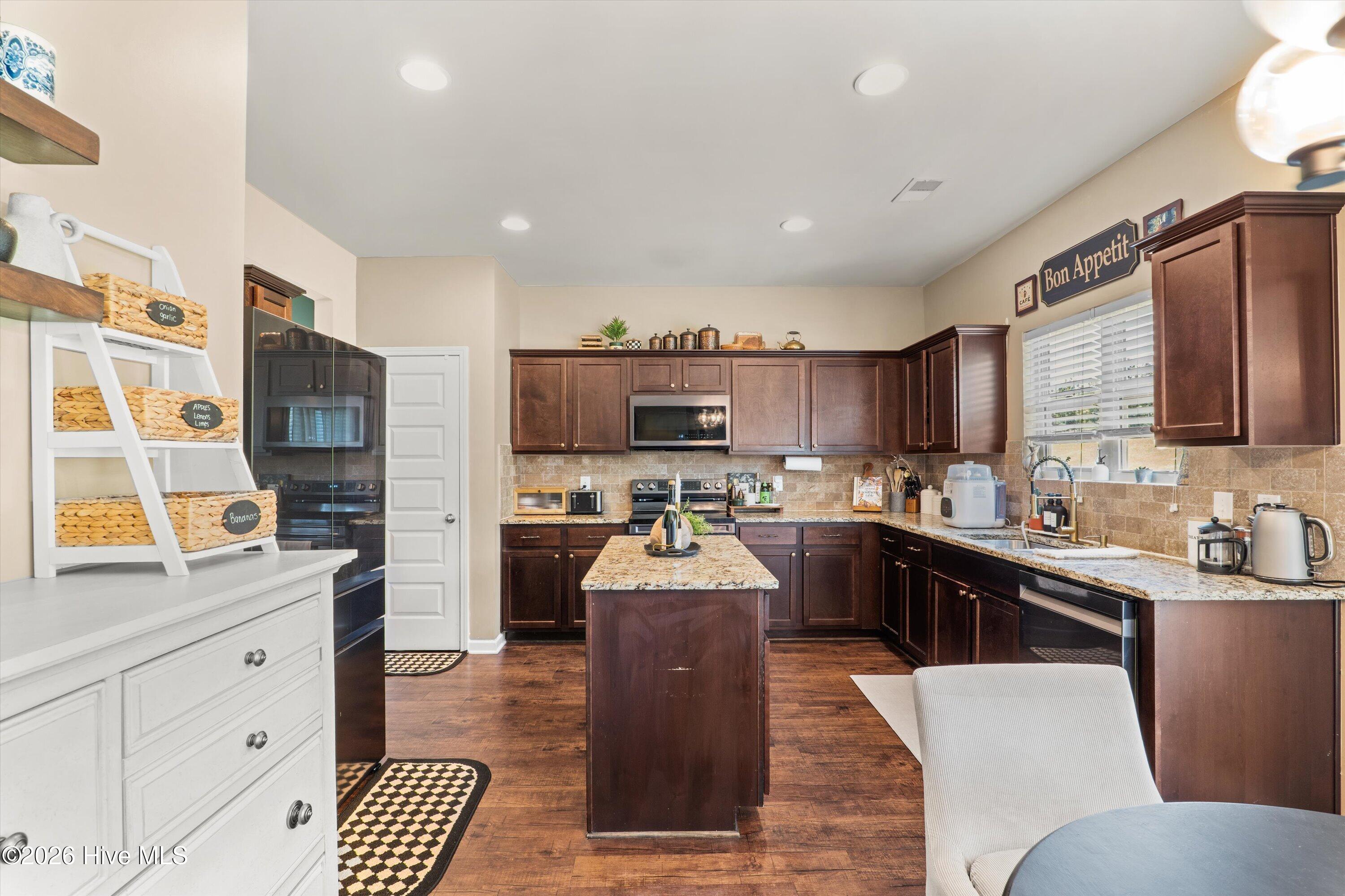 136 Sims Court Augusta, GA 30909 - Photo 11 of 35 Kitchen with island and breakfast area