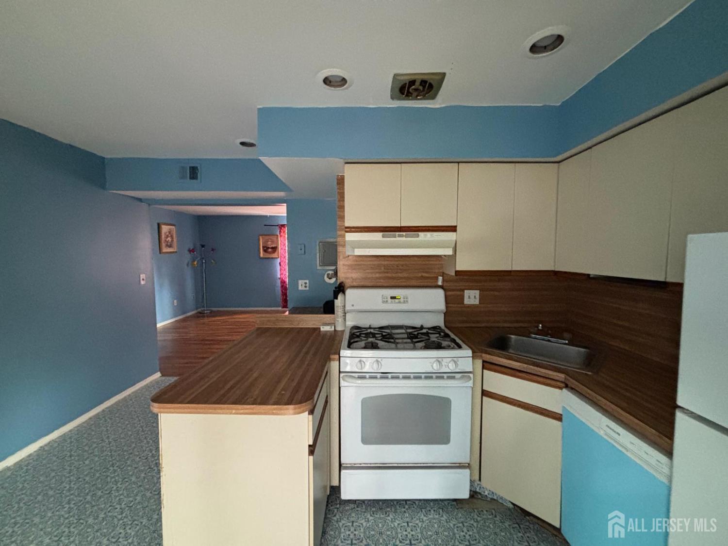 30 Judson Street, Unit 8A Edison, NJ 08837 - Photo 2 of 7 a kitchen with a stove and a microwave