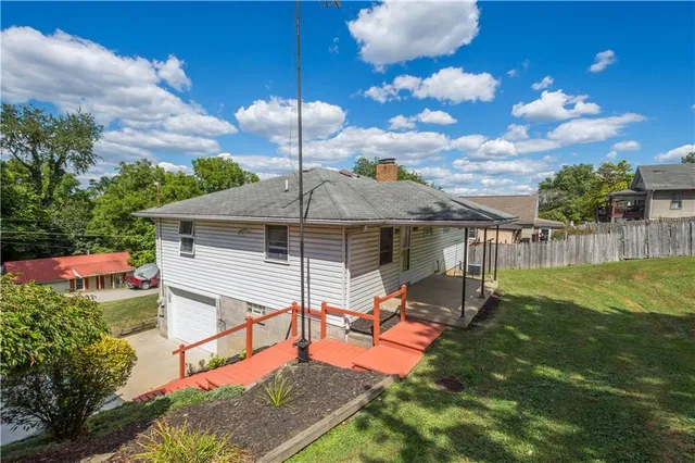 a view of a house with backyard