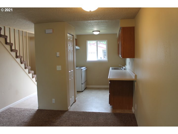 5334 B Street Springfield, OR 97478 - Photo 2 of 17