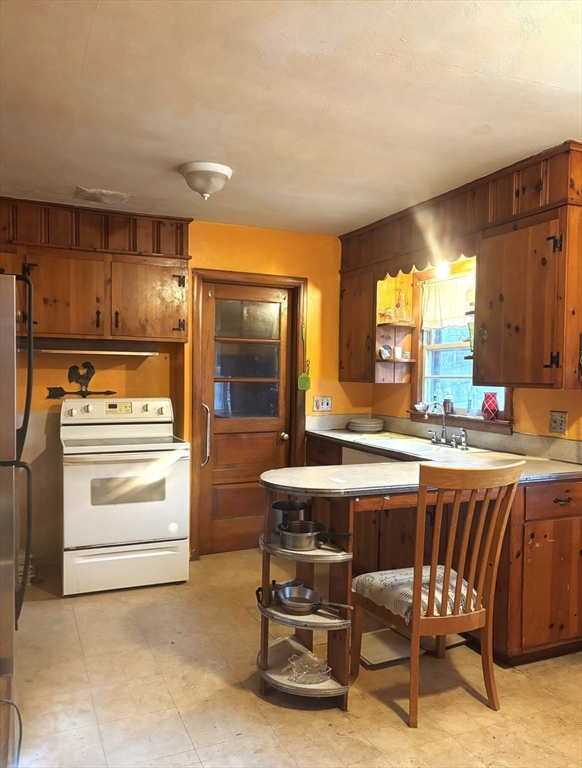 52 Bremen Street Springfield, MA 01108 - Photo 2 of 6