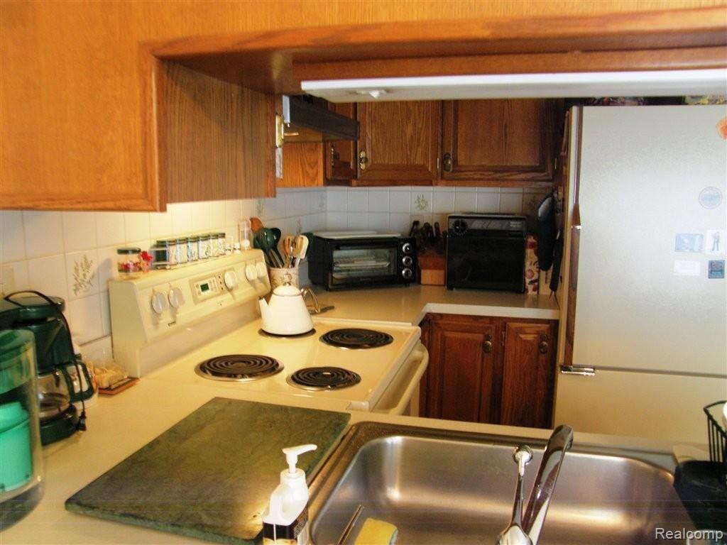 17400 Rudgate Street, Unit 81 Southgate, MI 48195 - Photo 7 of 19 kit 3.JPG