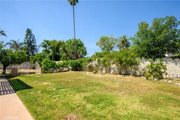 a view of a yard with a house
