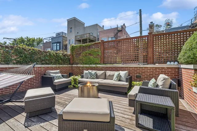 a picture of a very nice looking hallway