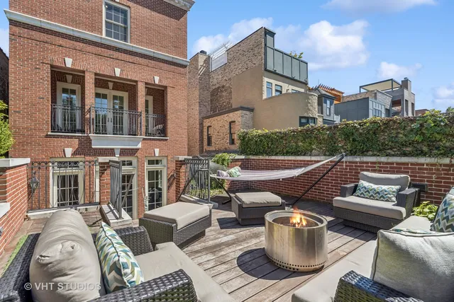 a picture of a picture of a small white wall