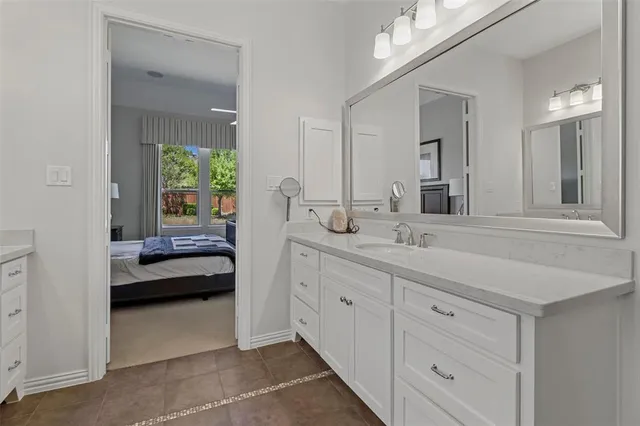 a en suite bathroom with double sink and a mirror