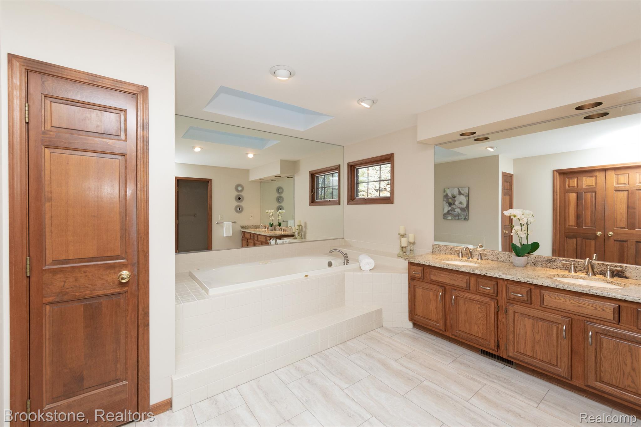 7935 Ranch Estates Road Clarkston, MI 48348 - Photo 33 of 42 Primary en-suite with dual sinks