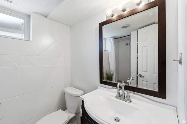 935 900 North Bountiful, UT 84010 - Photo 24 of 46 Full bath with vanity and curtained shower