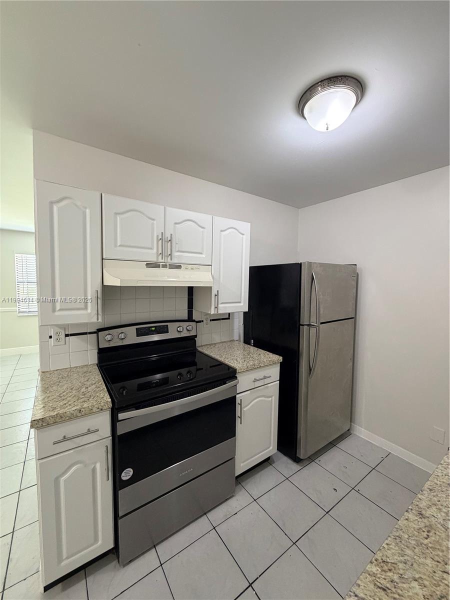 10370 Southwest 220th Street, Unit 118 Cutler Bay, FL 33190 - Photo 2 of 15 a kitchen with a refrigerator and a stove