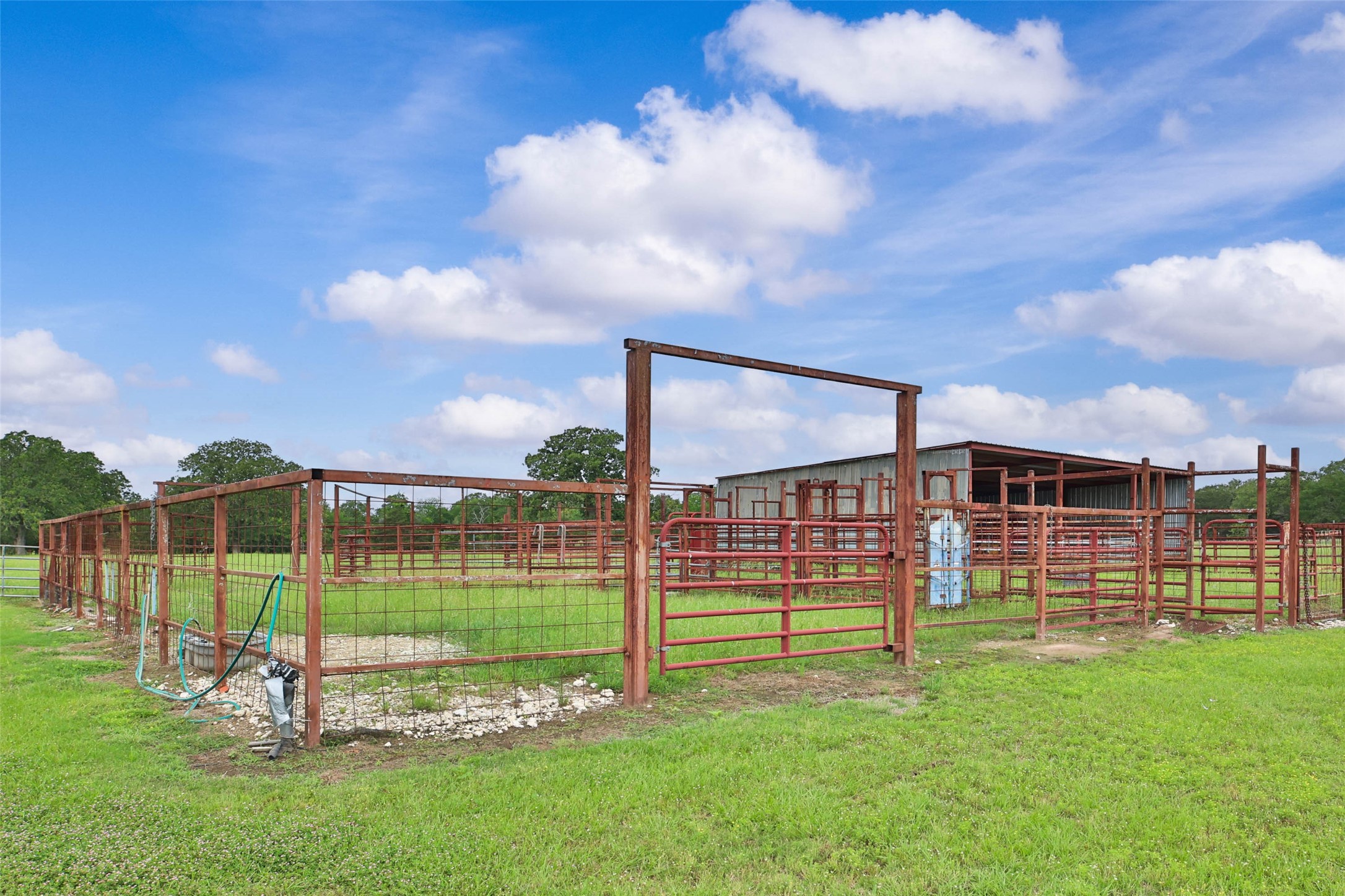 128 Duke Road Bedias, TX 77831 - Photo 40 of 50 Operating cattle chutes