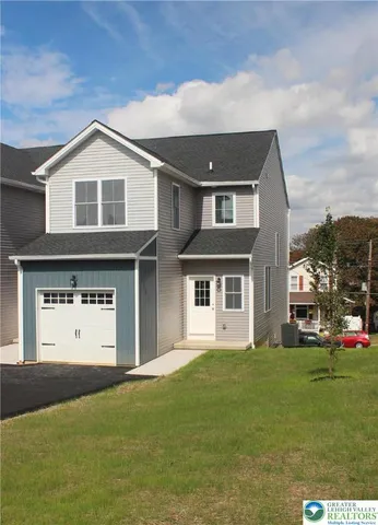 a view of a yard in front of the house