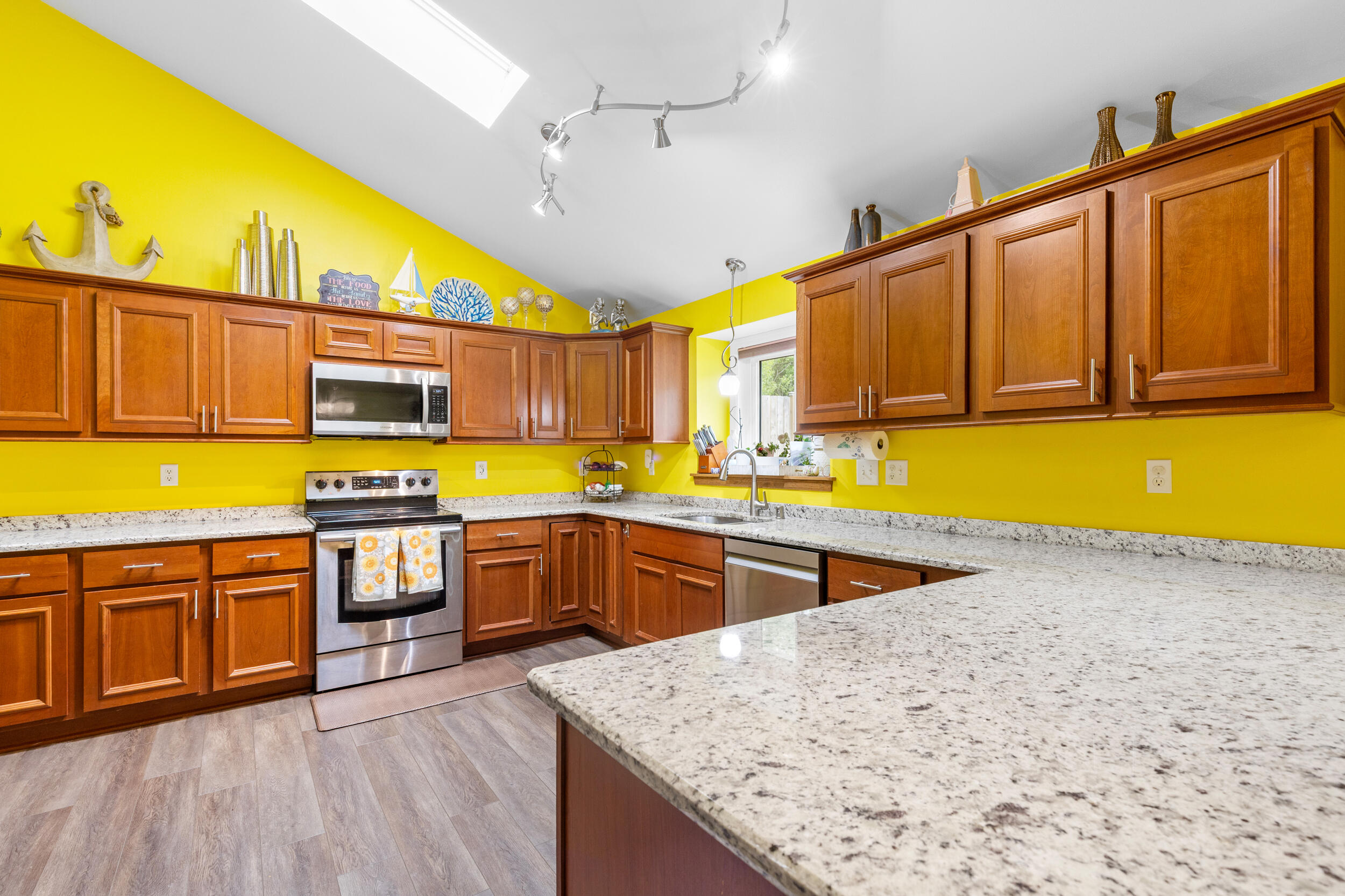9201 West County Line Road Milwaukee, WI 53224 - Photo 9 of 24 Kitchen 5