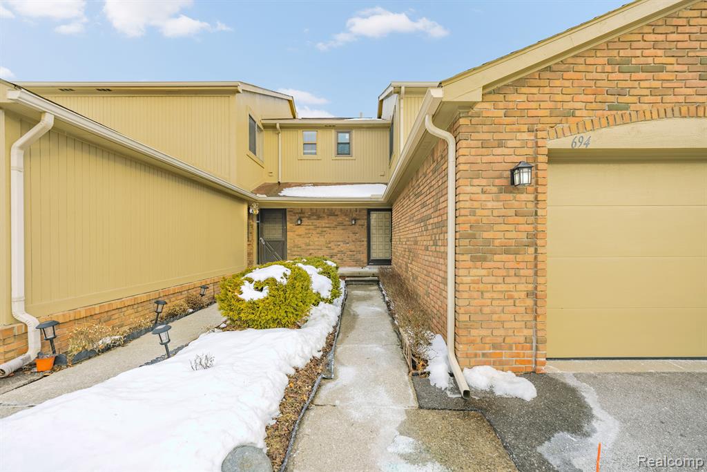 694 Tennyson Rochester Hills, MI 48307 - Photo 2 of 28
