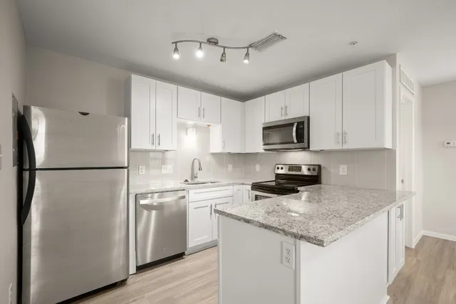 $1,395 | 1013 West 23rd Street, Unit 205, Austin, TX 78705