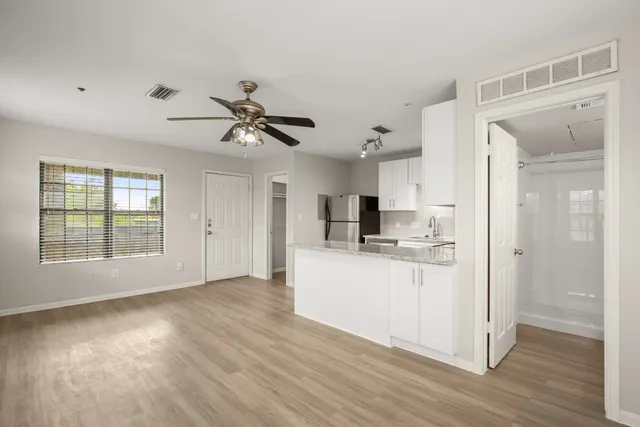 $1,395 | 1013 West 23rd Street, Unit 205, Austin, TX 78705