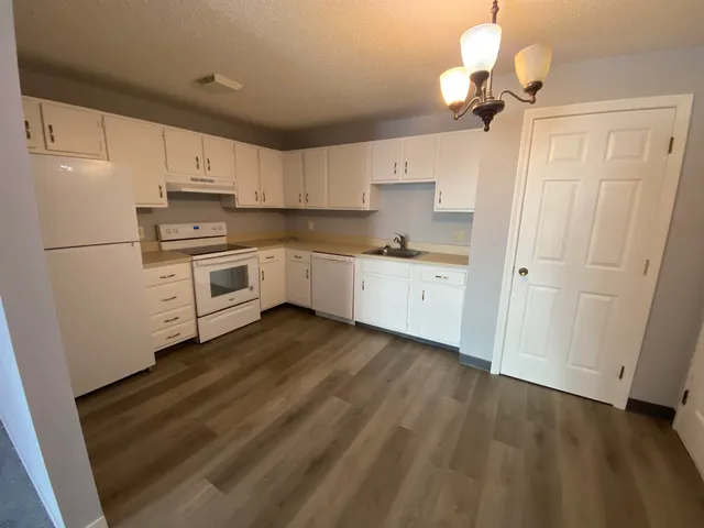 $1,800 | 14 Northbrook Drive, Unit 18, Manchester, NH 03102