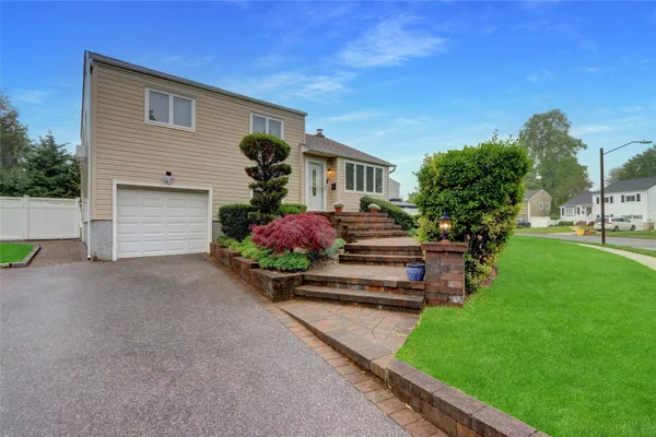 $799,999 | 42 Briarwood Lane, Plainview, NY 11803