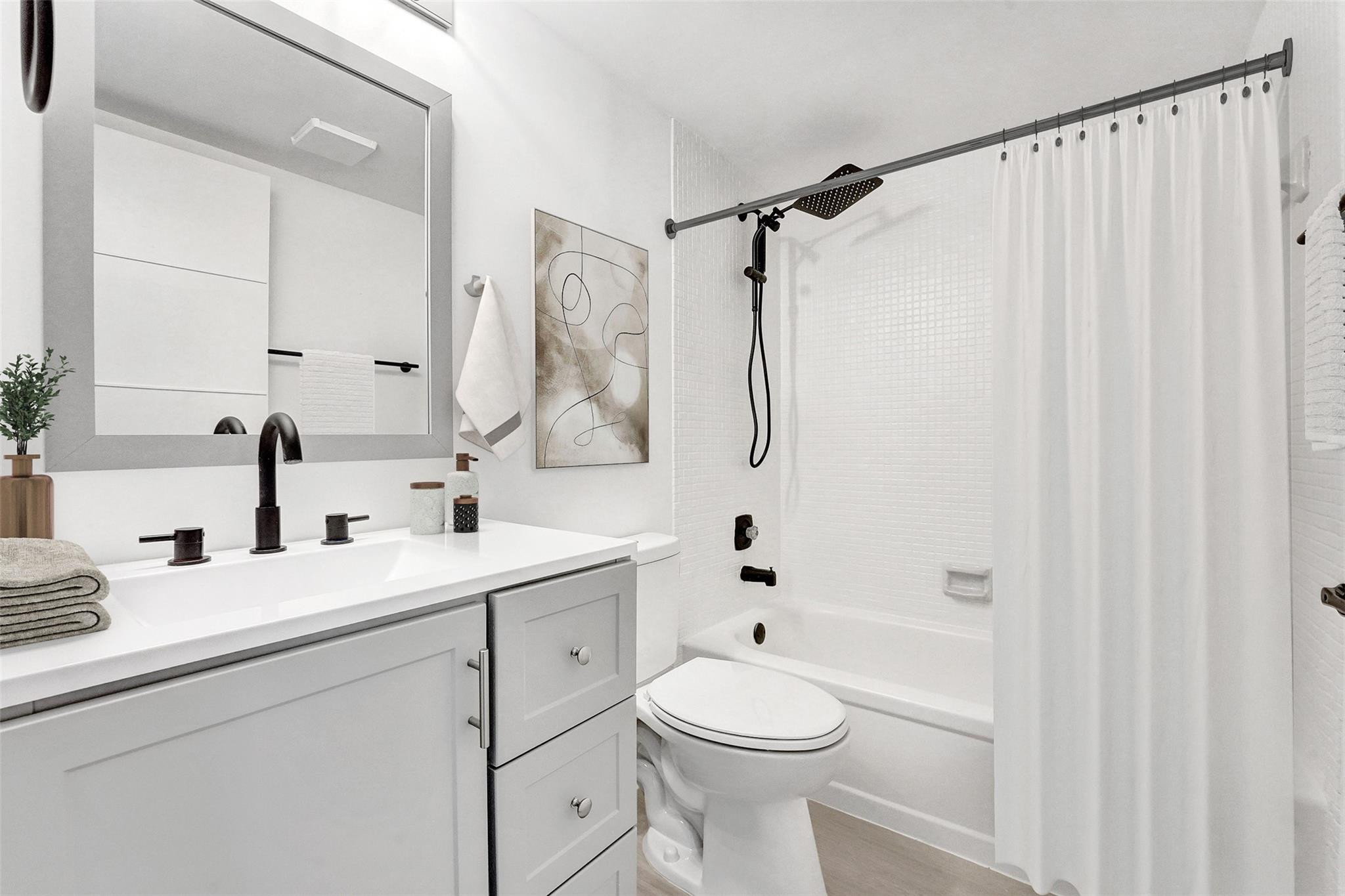 3002 Guildford East, Unit 3002 Boca Raton, FL 33434 - Photo 9 of 20 Virtually Staged, Full Bathroom