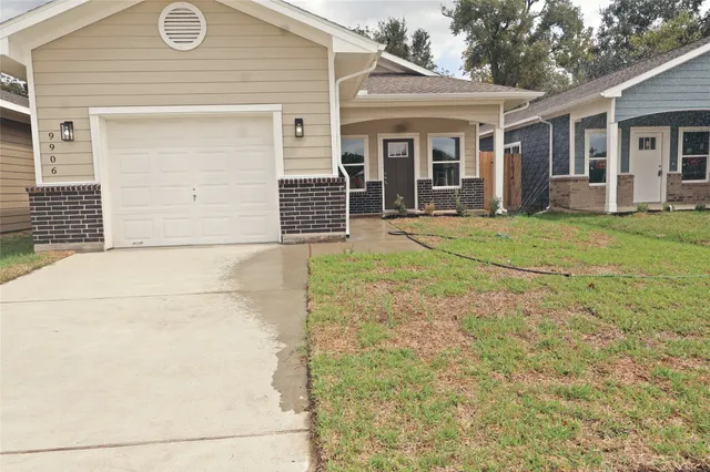 a view of a house with backyard and porch