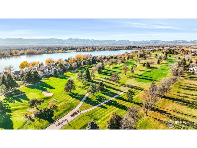 a black and white photo of a city