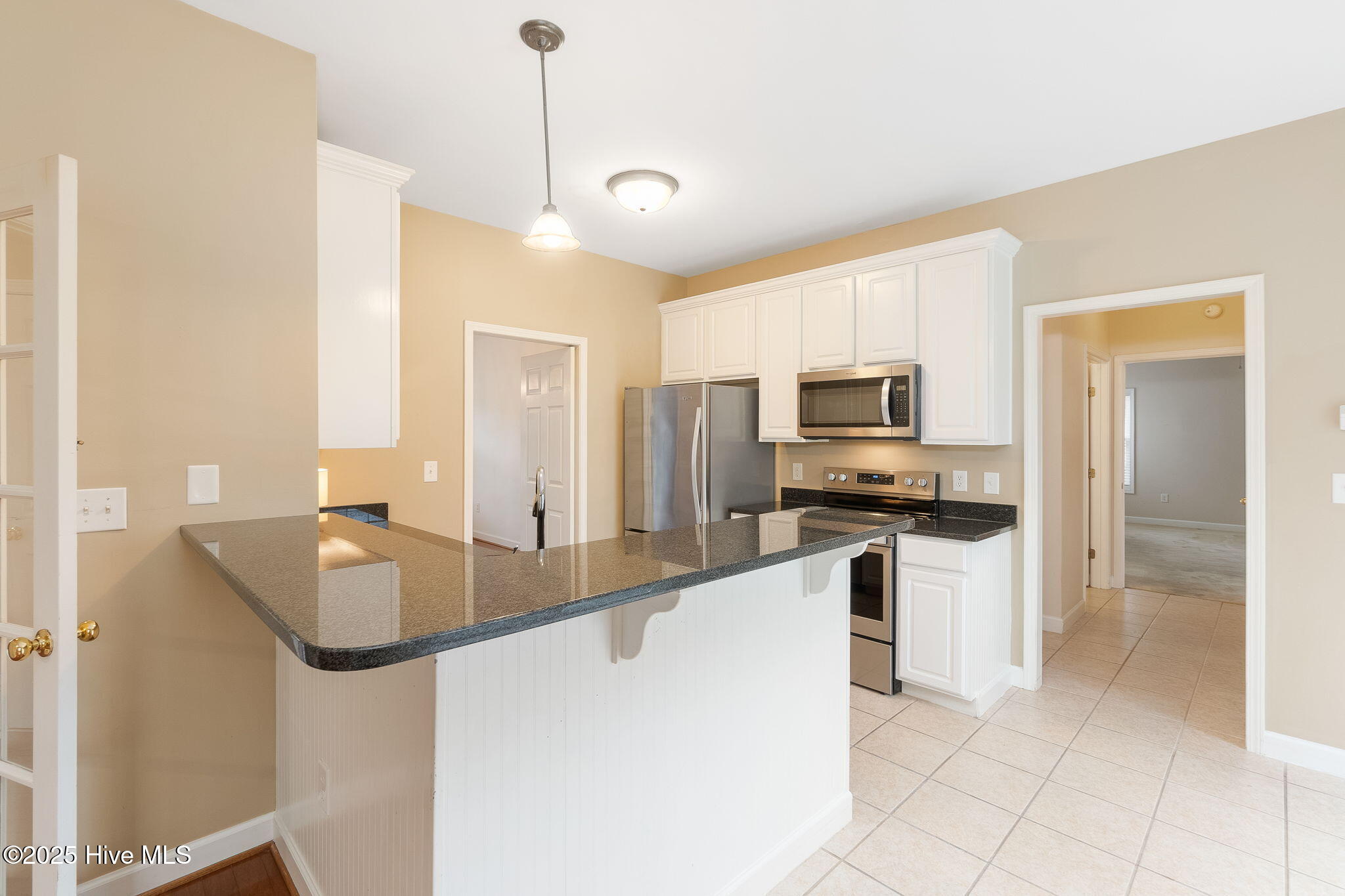 111 Plantation Circle Beaufort, NC 28516 - Photo 13 of 62 Kitchen bar