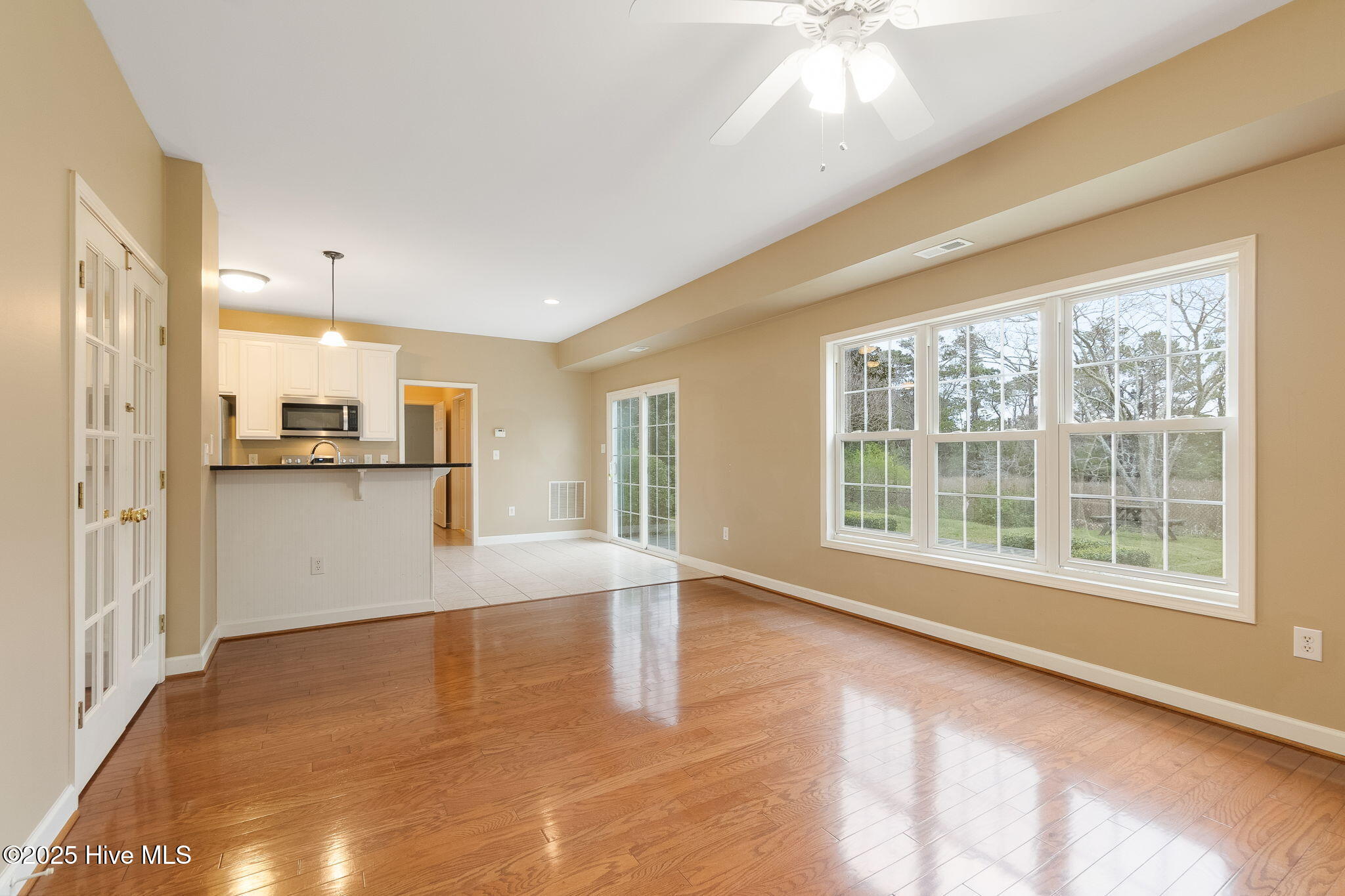 111 Plantation Circle Beaufort, NC 28516 - Photo 17 of 62 Great room