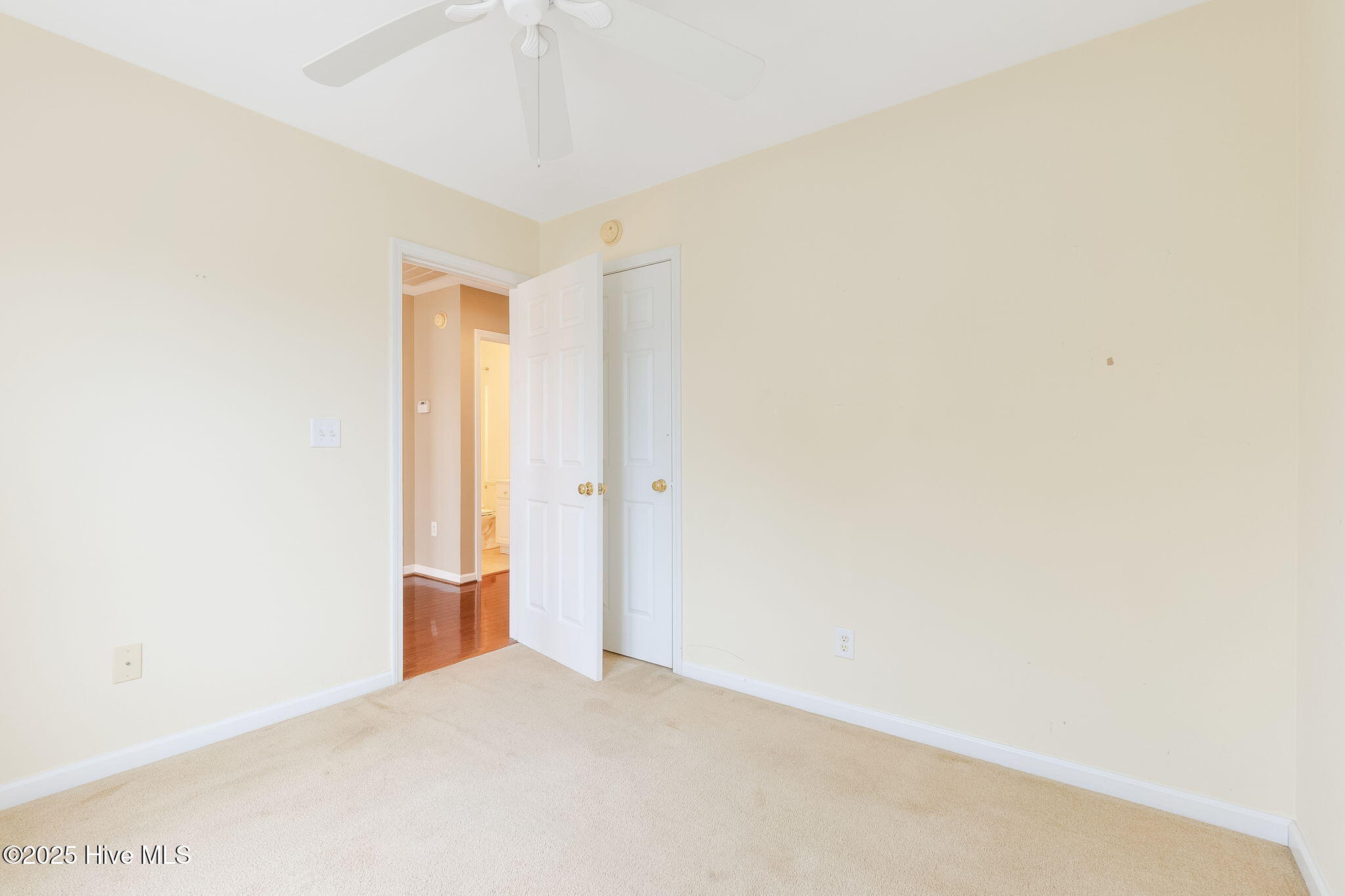 111 Plantation Circle Beaufort, NC 28516 - Photo 21 of 62 Large downstairs bedroom