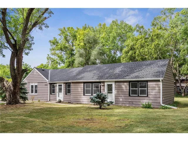 $279,999 | 7527 Newton Avenue North, Brooklyn Park, MN 55444
