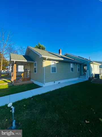 a view of house with backyard